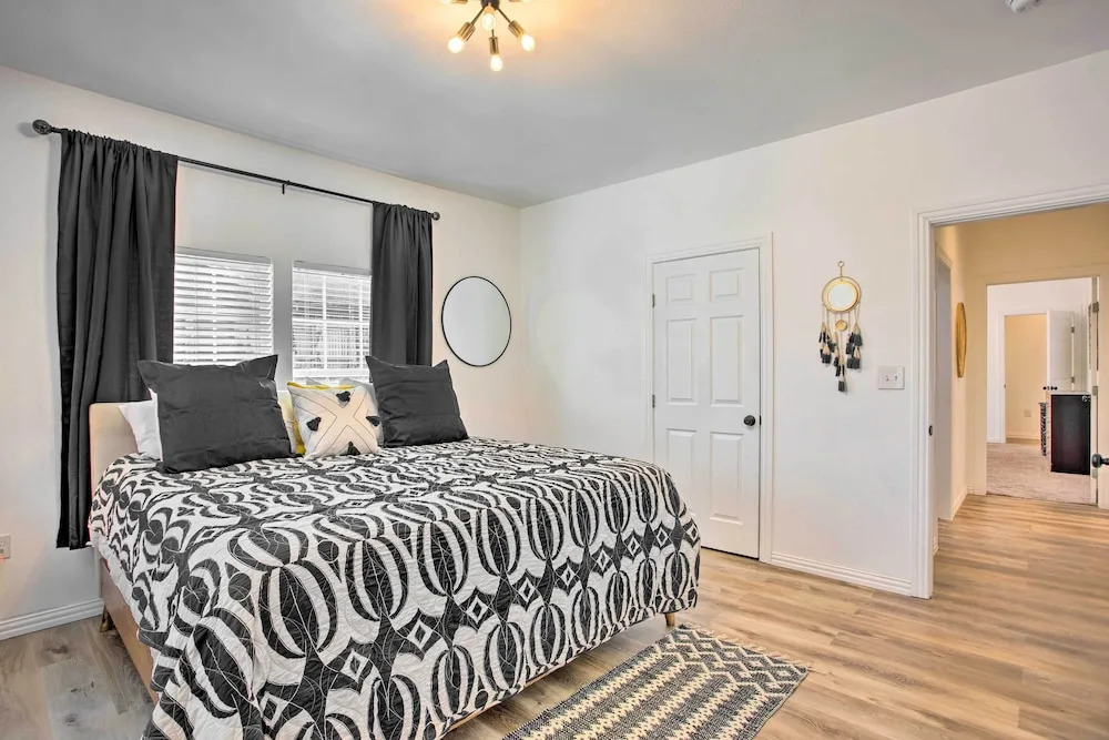 4 Mi to Dtwn Dallas: Home w/ Fire Pit + Gazebo