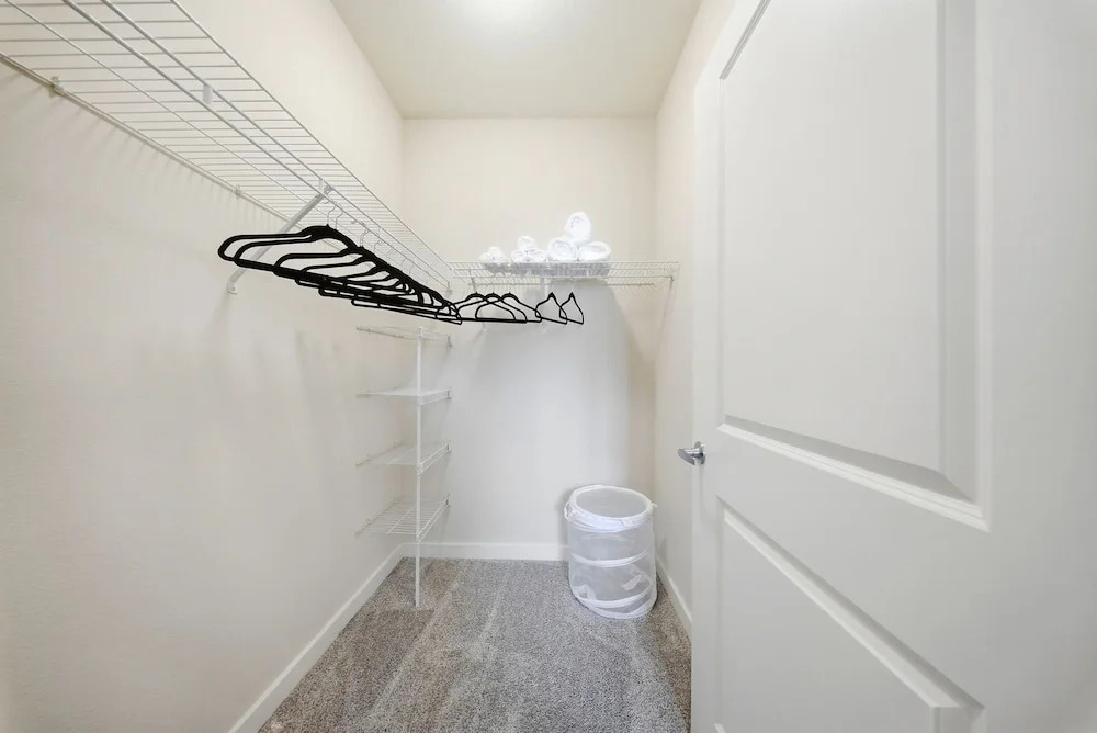 Modern 2BR w Pool Pet-friendly Unit 18