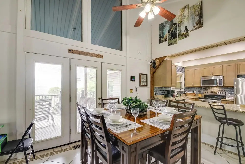 Deck & Stunning Mountain Views: Gatlinburg Home!
