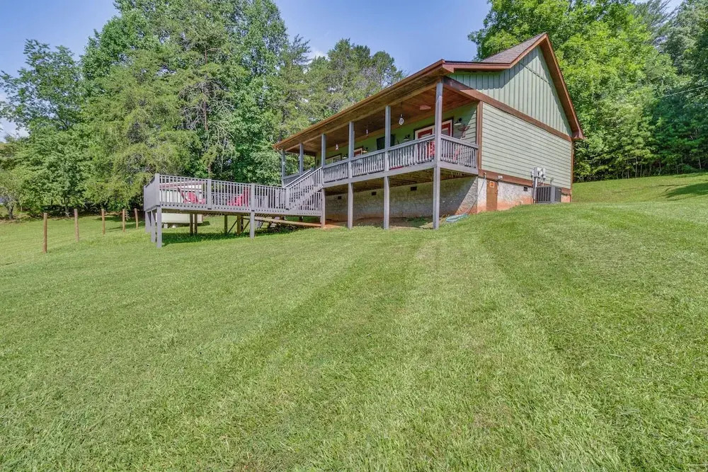 Hiawassee Cabin Near Lake Chatuge + AT Trailheads