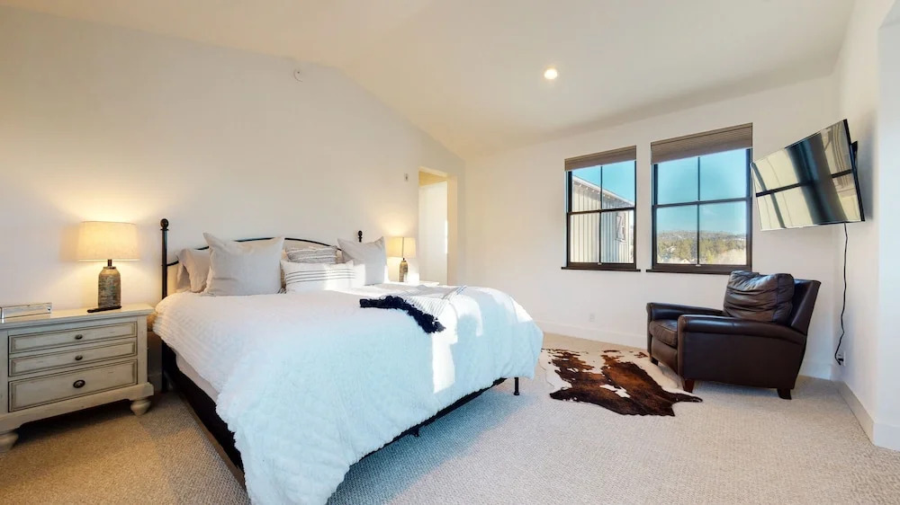 Snowcreek VII 1403 Deluxe Townhouse, Stunning Mountain Views, 2 Car Garage, Washer Dryer by RedAwning