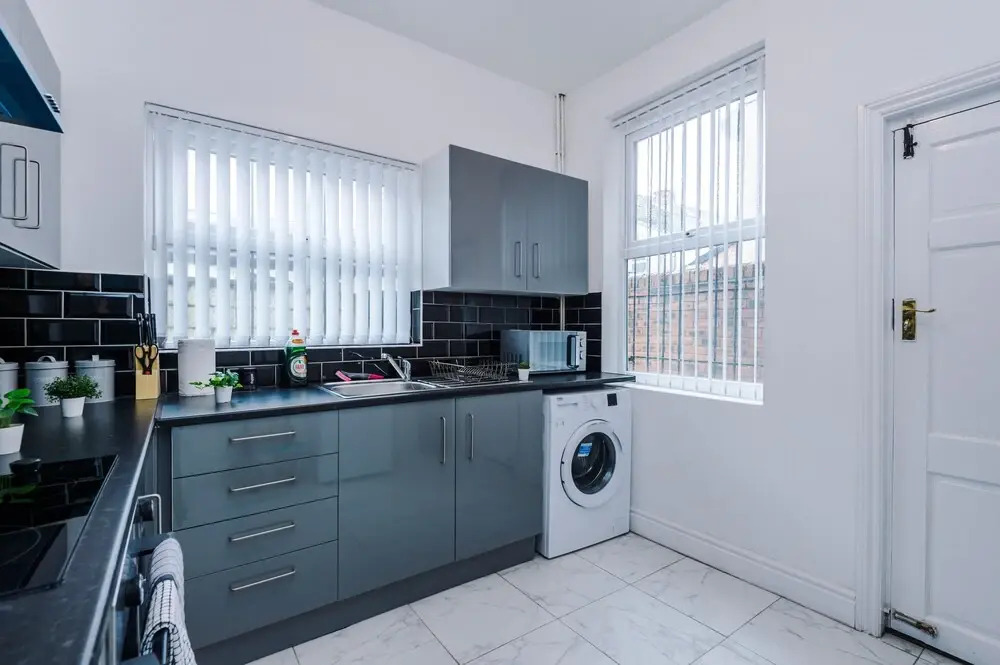 A-K Apartments - Spacious 4 Bedroom House, Central Location, Sleeps 8!