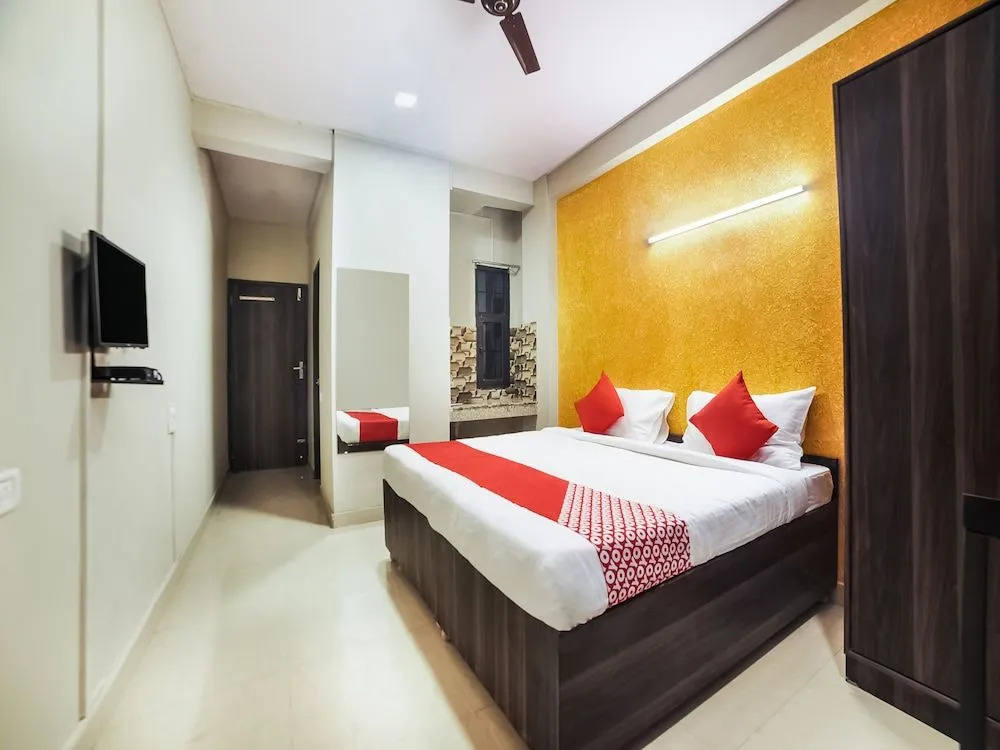 Oyo Flagship 30196 Noida Sector 5
