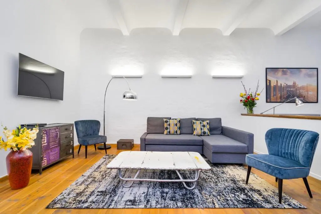 The Melchior, Luxury Industry Loft in Mitte, group & family friendly, 2 bath rooms, big dining table, ideal for 4 - 6 Guests