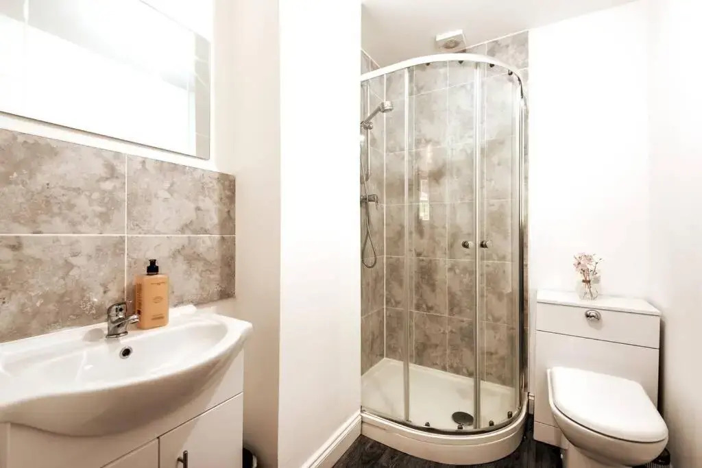 Liverpool City Centre - Fabulous 3 En-suite Bedrooms - Sleeps 10 People