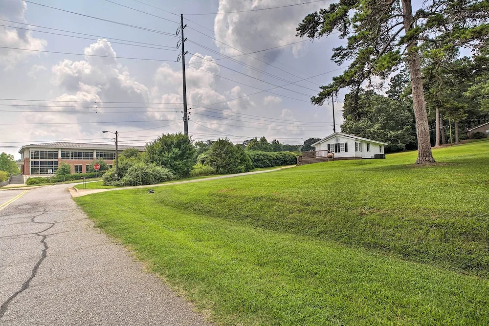 Idyllic Getaway w/ Deck ~ 4 Mi to Dtwn Athens