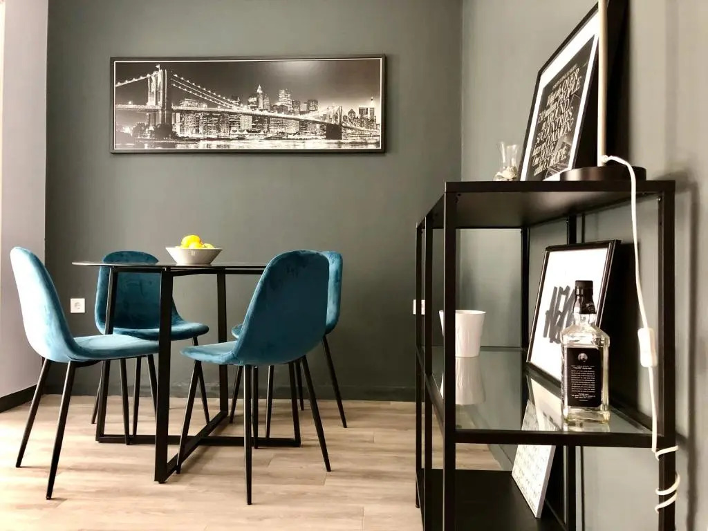 Industrial Design Bungalow – 2 min to Center, Wifi