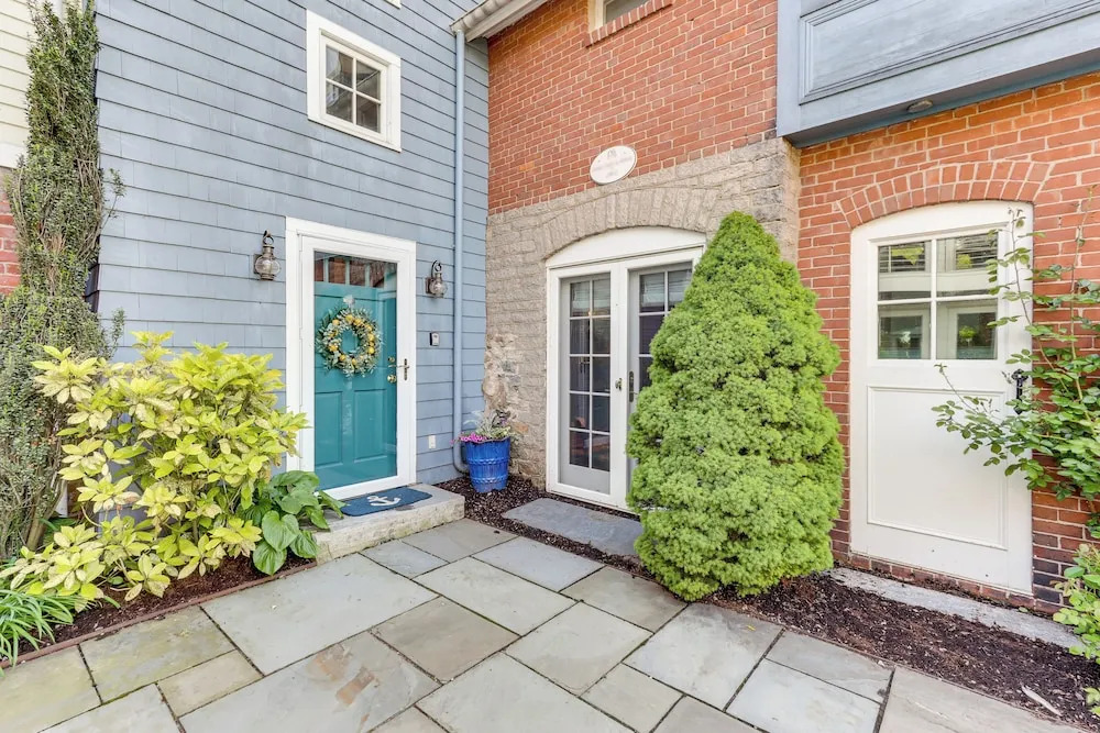 Downtown Essex Apartment - Steps to River!