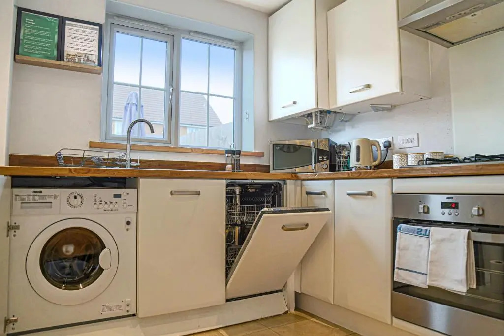 Brookland House with Free Parking, Fast Wifi, Garden and Smart TV with Netflix by Yoko Property