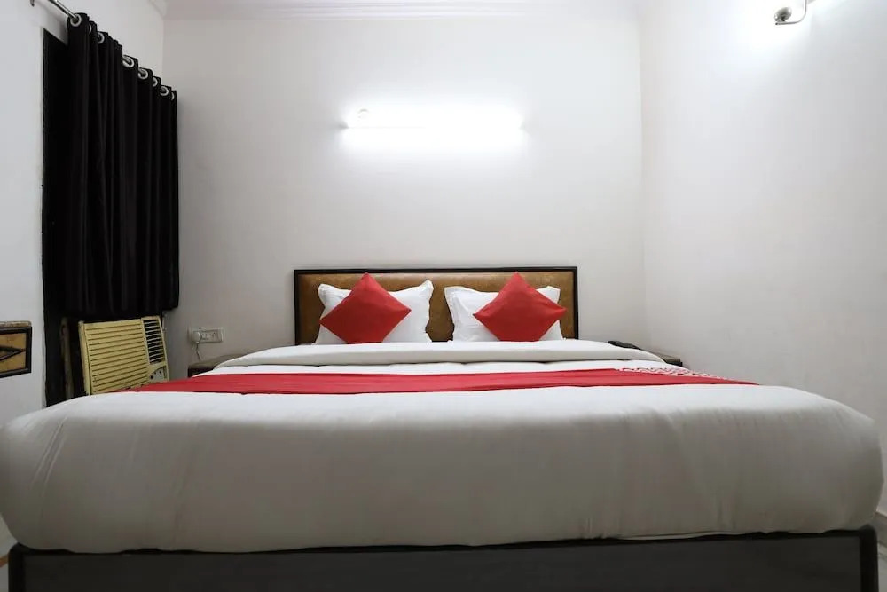 OYO 60476 Hotel Silver Rooms