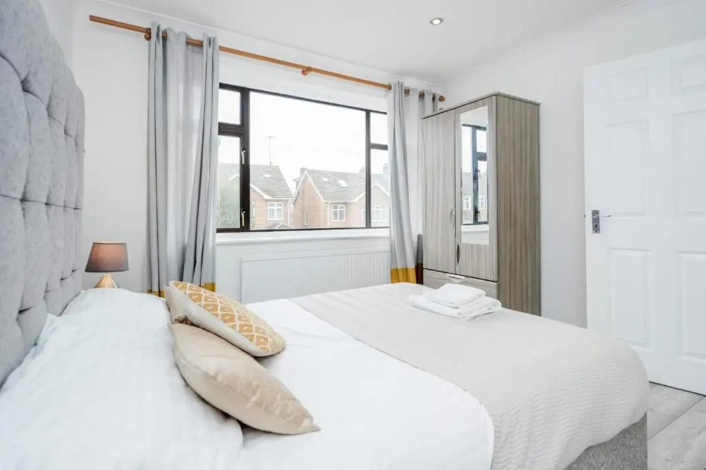 3br-sleeps5-parking-garden-accesstolondon