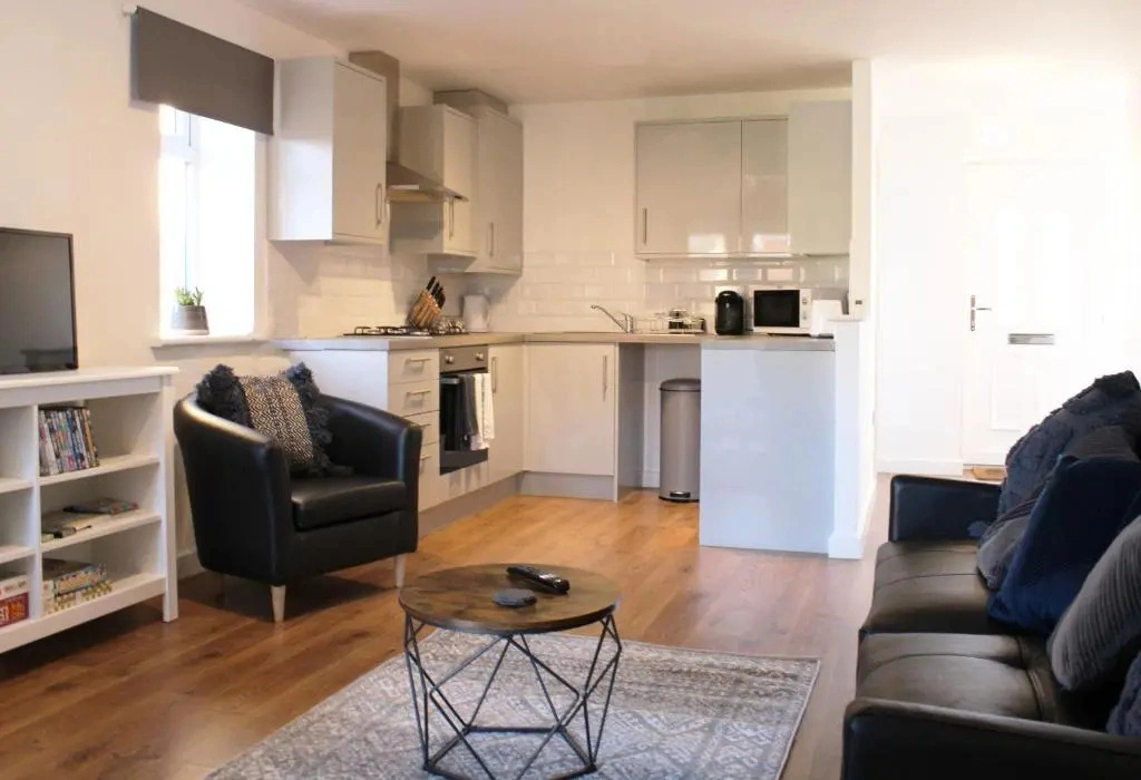 Low Cost, 4 Bed with Parking & Large Garden 06