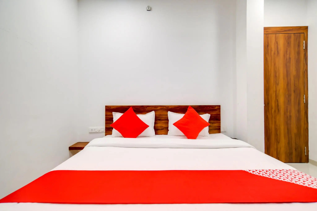OYO 70780 Hotel Apple Grand