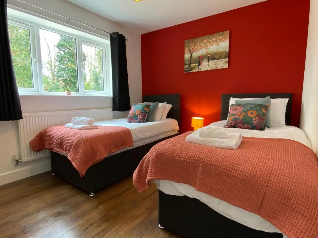 Private Spacious 2 Bedroom, 2 Bathroom & 2 Parking by Srk Accommodation
