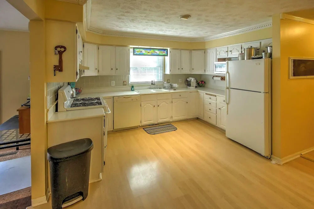 Private Plymouth Hideaway - 13 Miles to Ann Arbor!