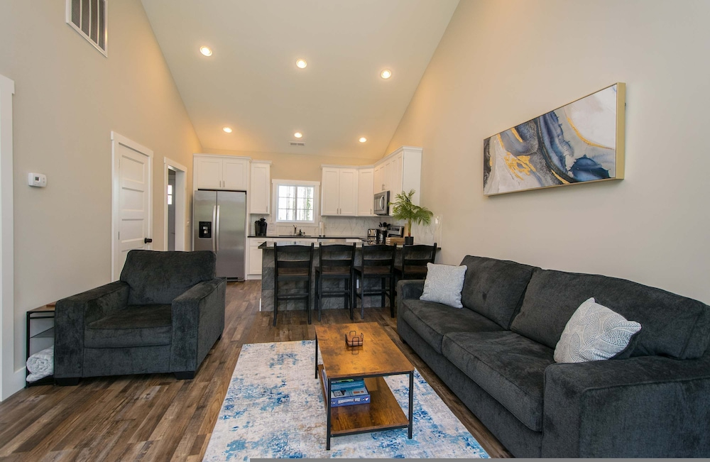 Modern Upper Retreat w Free Tix Deck 2 Suites