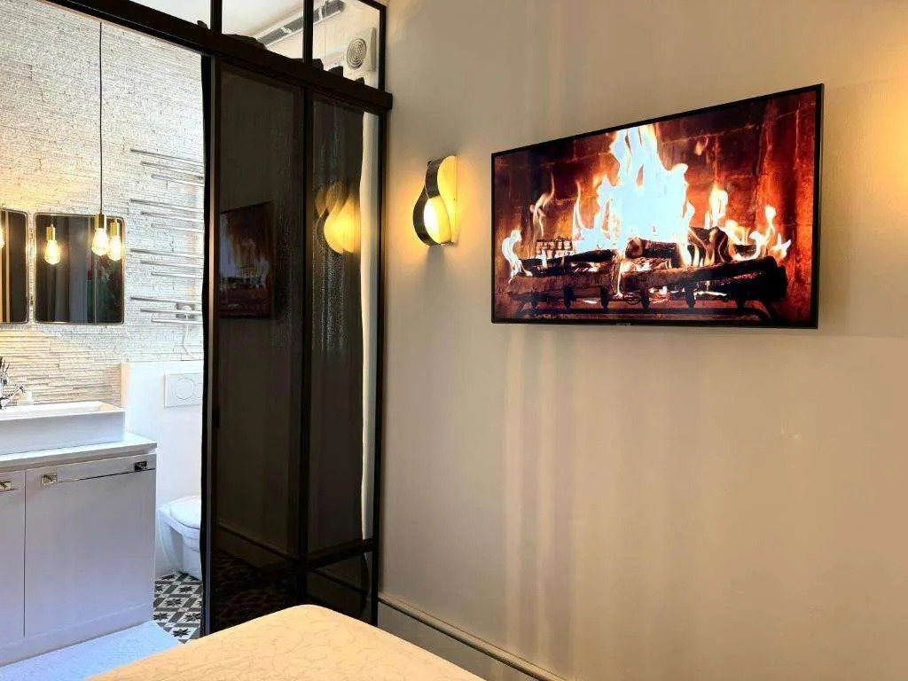 MONTMARTRE ROMANTIC, Bed & Breakfast - Paris