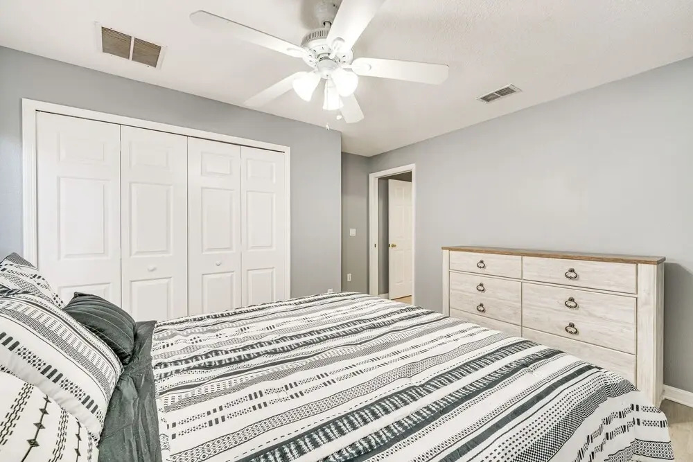 8 Mi to Disney: Family Home w/ Screened Lanai!