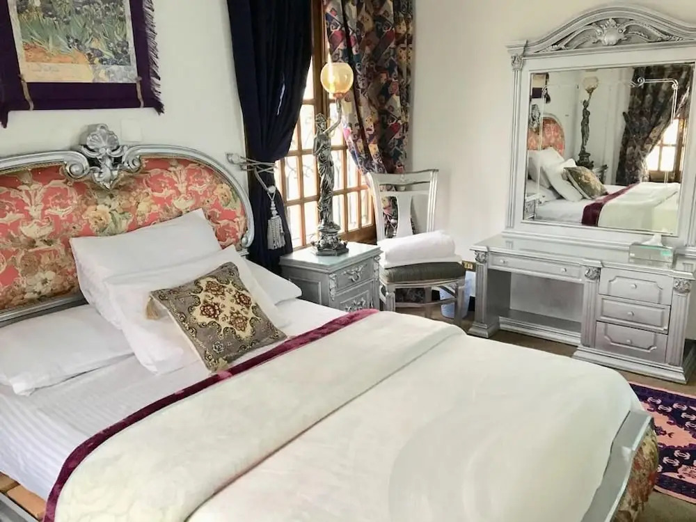 One bedroom apartment city views local to Airport