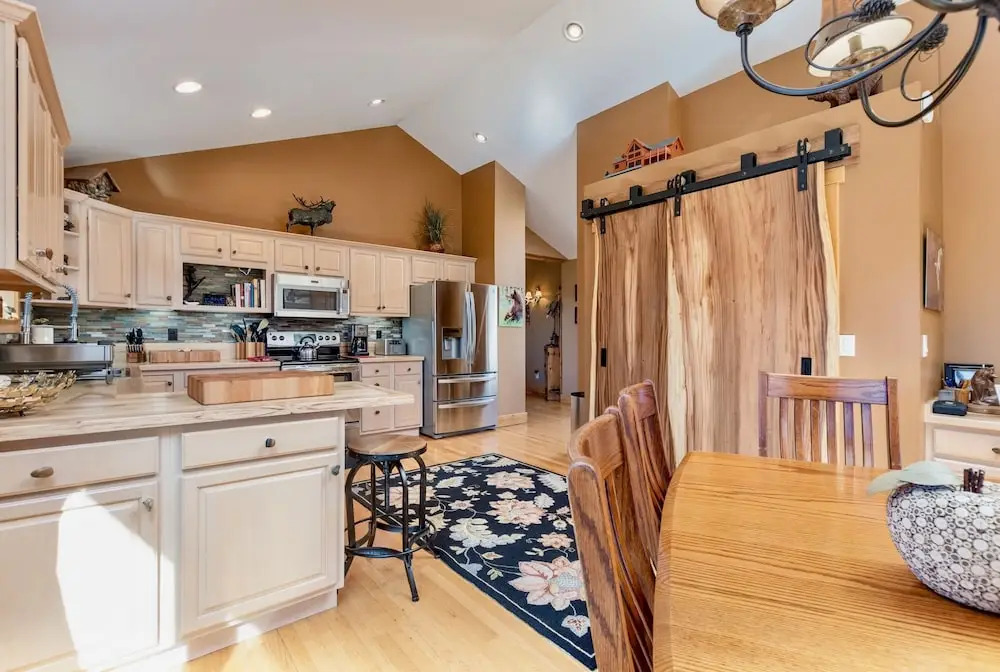 Awestruck Luxury Vacation  At Windcliff 3 Bedroom Home by RedAwning