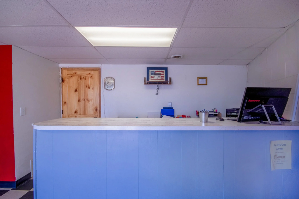 OYO Crossroads Inn