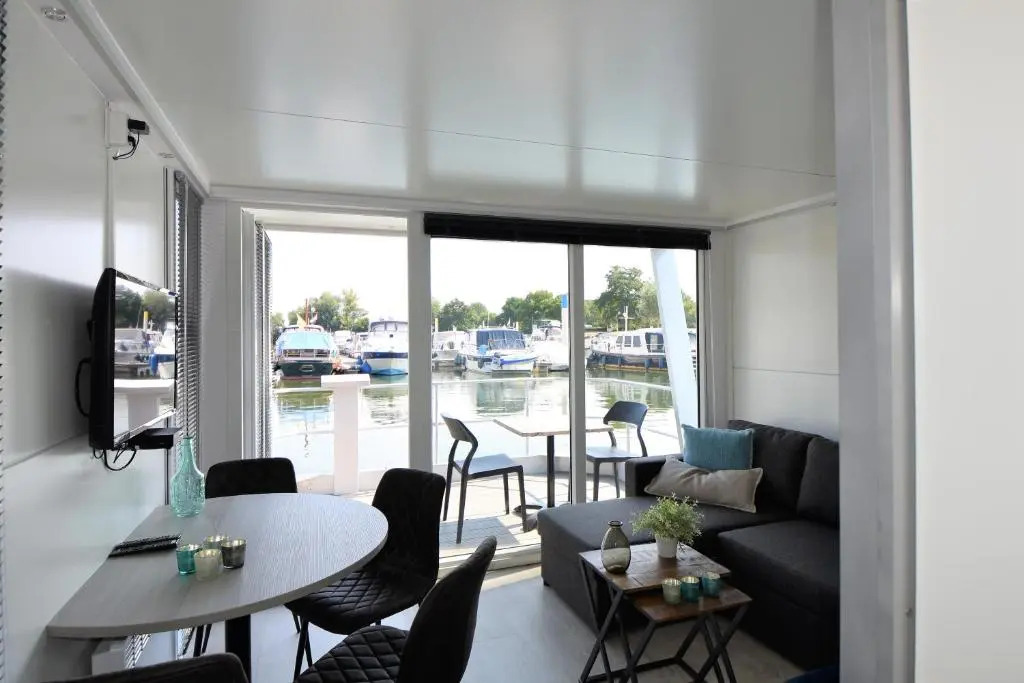 Cosy floating boatlodge Athene