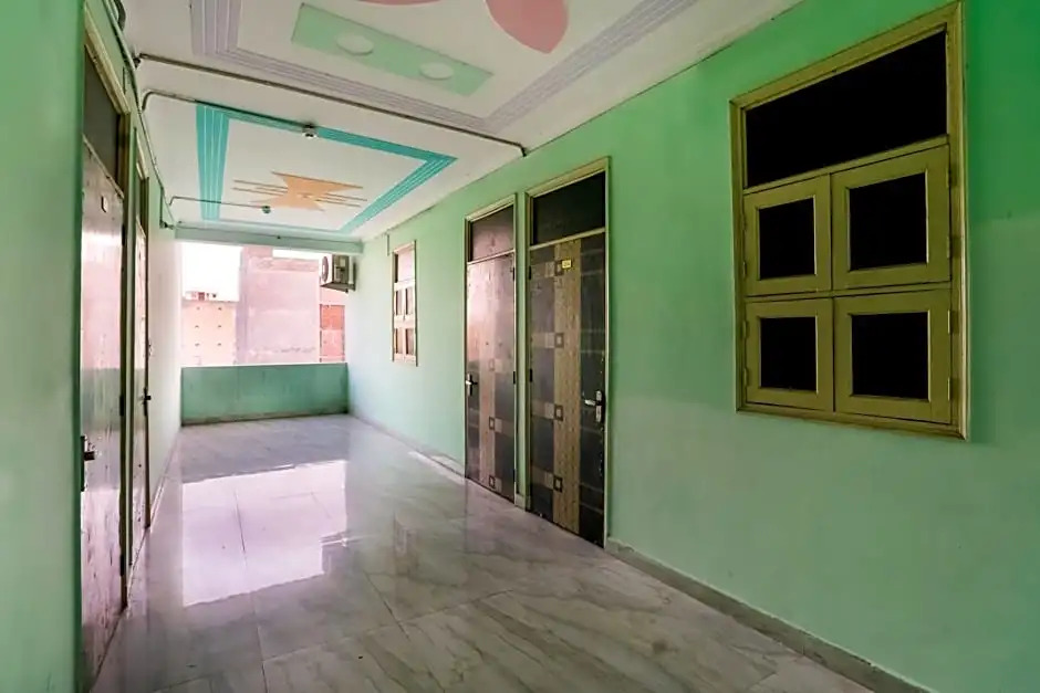 OYO 75131 Bandral Residency