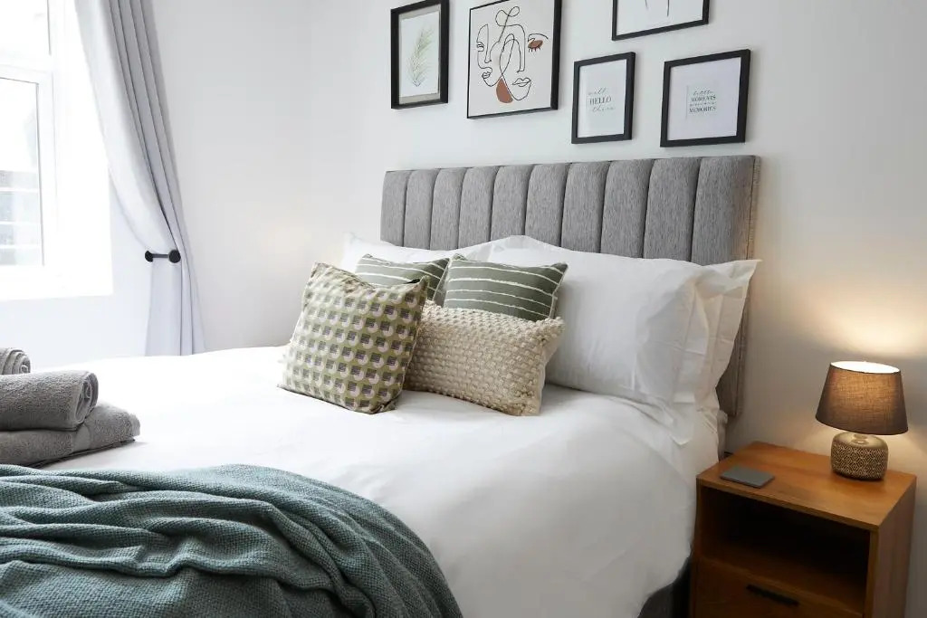 THE HIDEAWAY @ EMPIRE 39, town centre location, close to train station- Yorkshire Coast Holiday Lets.