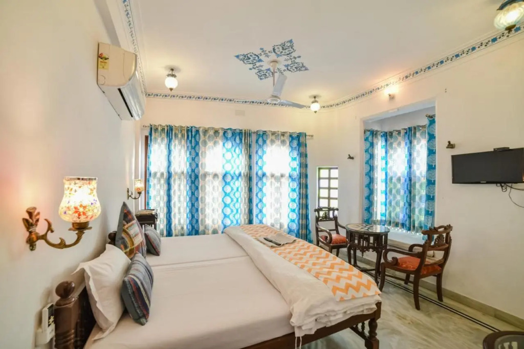 Hotel Devraj Niwas on Lake Pichola