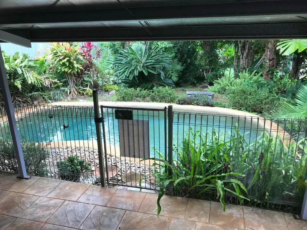 Royal Palm Cottage, Entire two bedroom 2 bathroom house with Pool