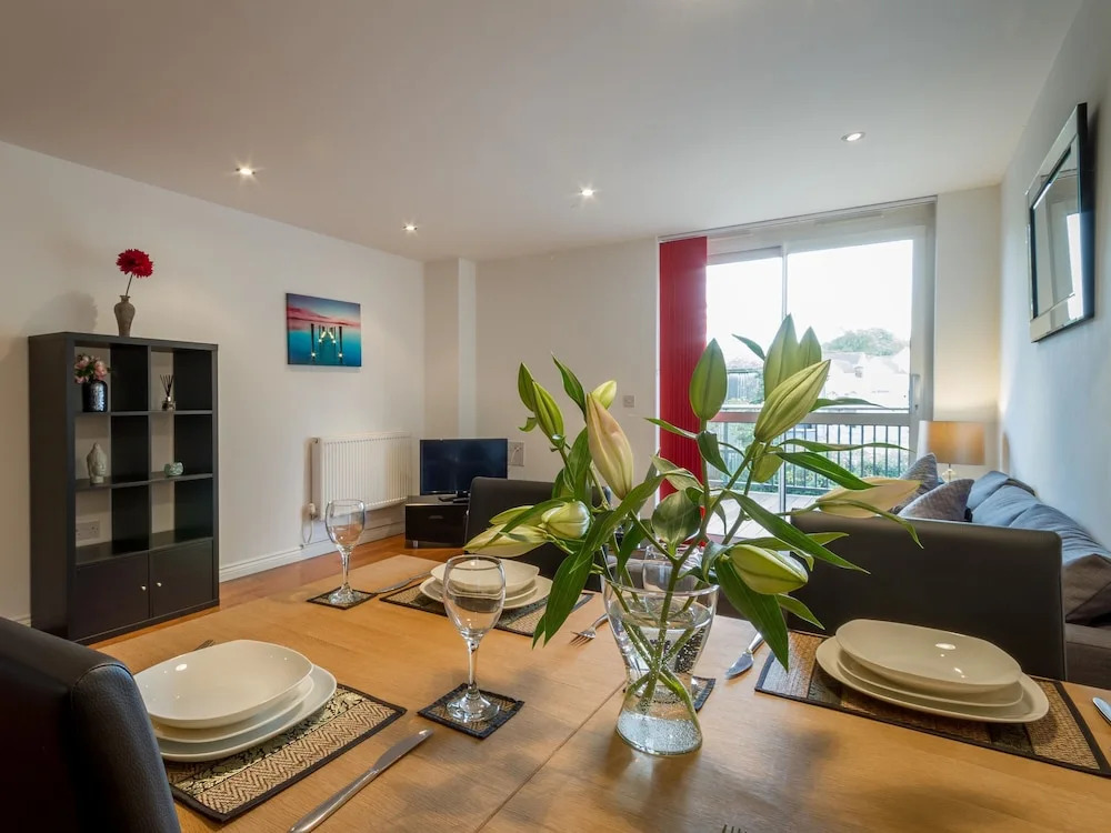 2-bedroom Apartment Riverside Wharf
