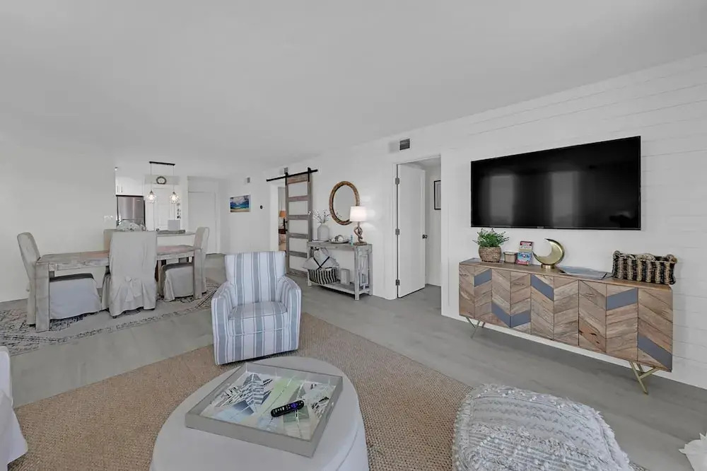 Dolphin Point #401c