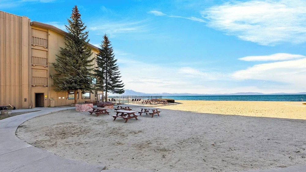 Beach Front Perch by Avantstay Lakefront Condo + Views + Near Dining and Skiing
