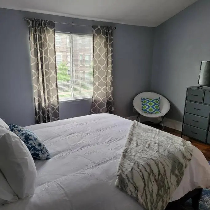 Chic City Getaway-2 bdrm twnhome, Minutes From Downtown