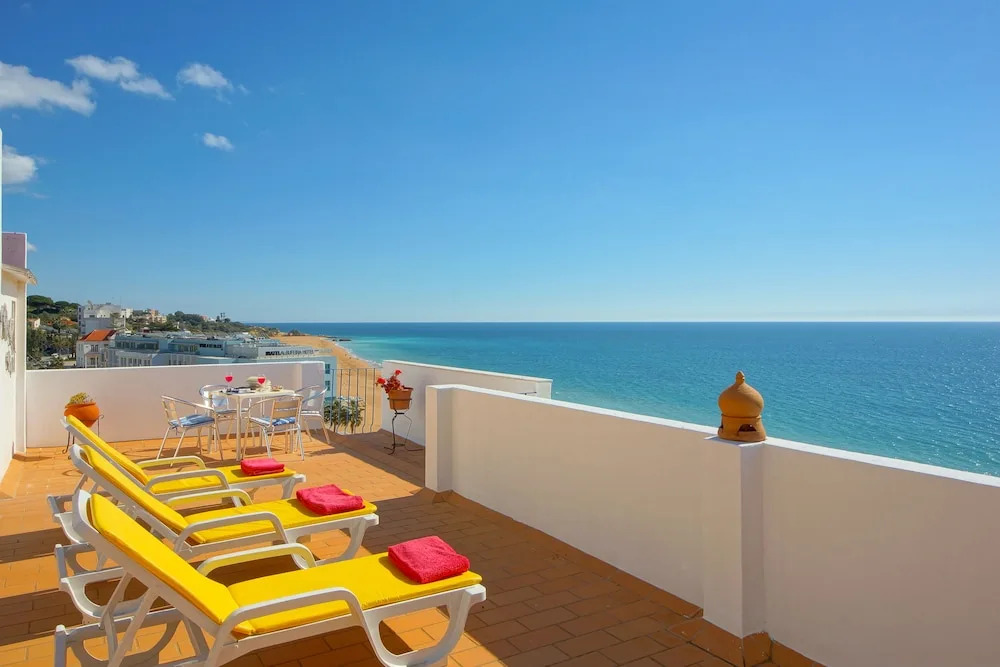 Inn The Beach Apartments by Seareen