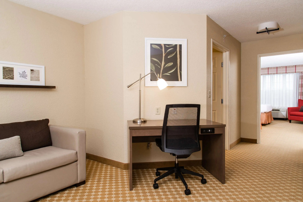 Country Inn & Suites by Radisson, Milwaukee West Brookfield , WI