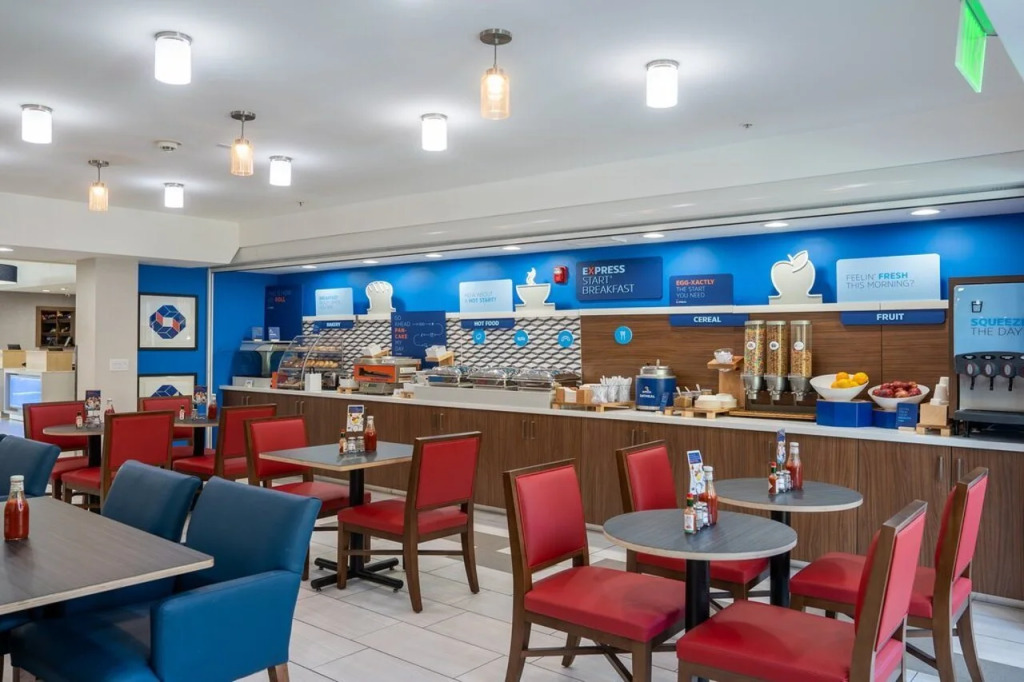 Holiday Inn Express & Suites - Lake Forest by IHG