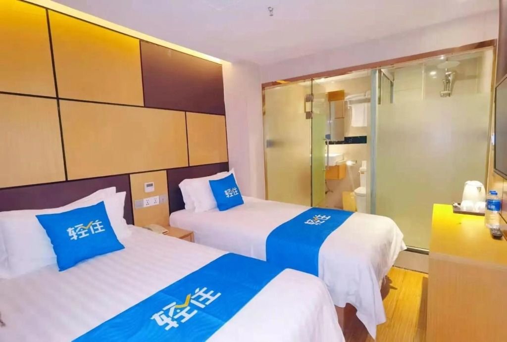 Bear house chain hotel (Shanghai Chuansha subway station store)