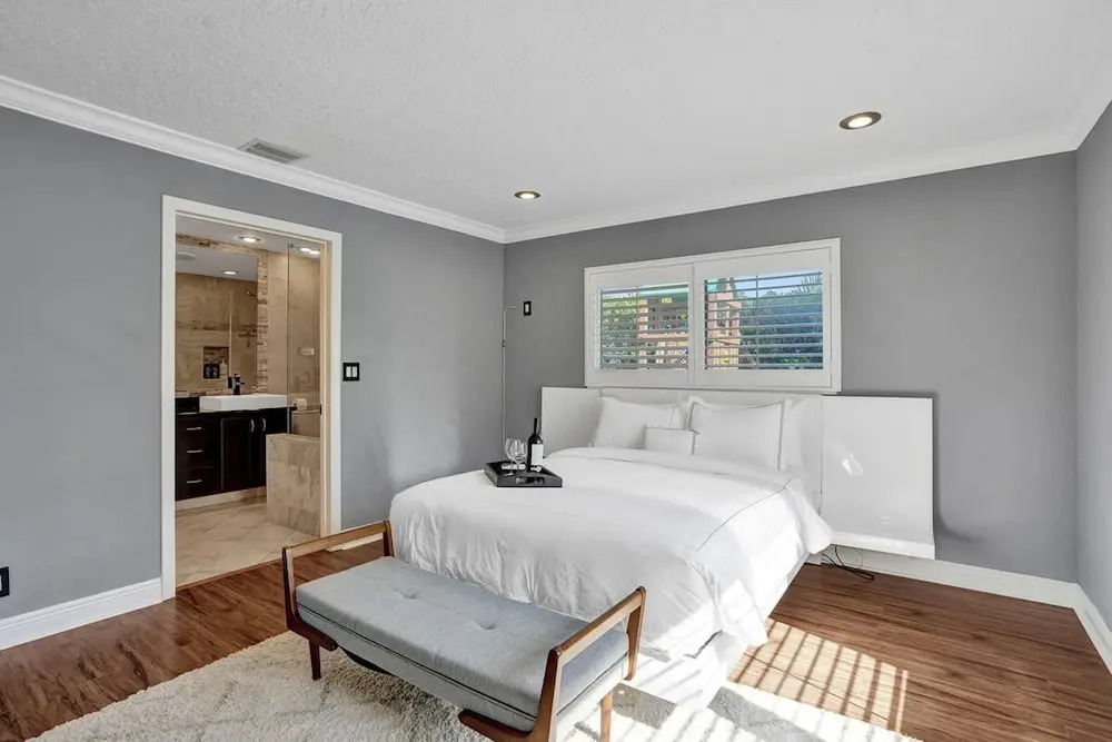 Luxe 4BR Waterfront w Htd Pool 5min to Beach