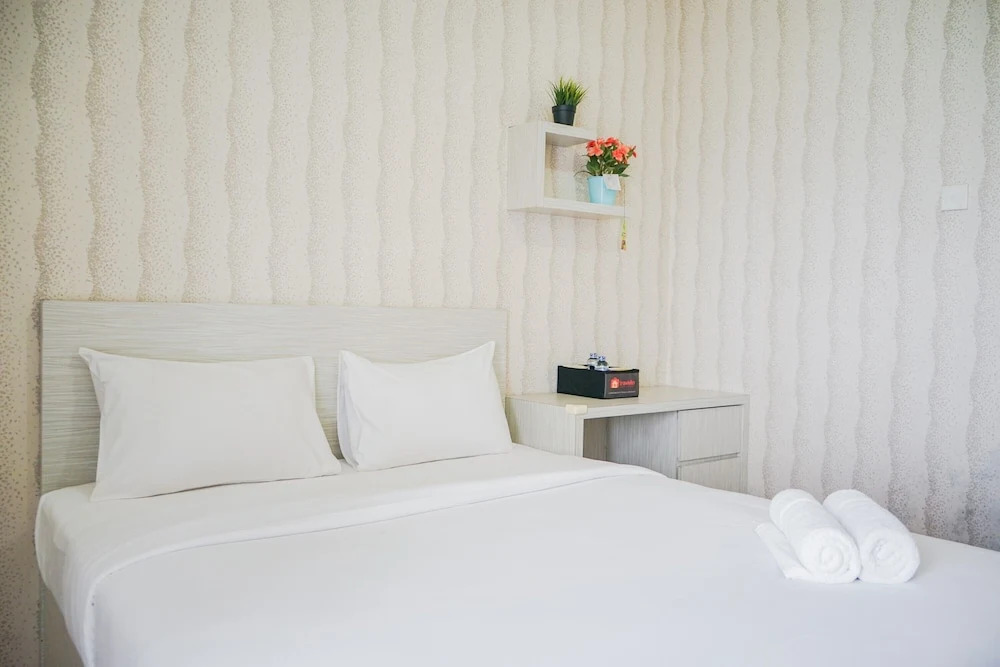 Modern and Relax Studio Room at Serpong Greenview Apartment By Travelio
