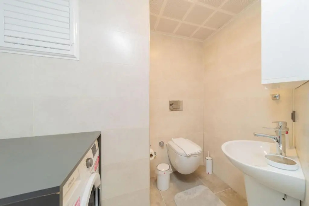 Central Located Big Spacious Flat in Muratpasa