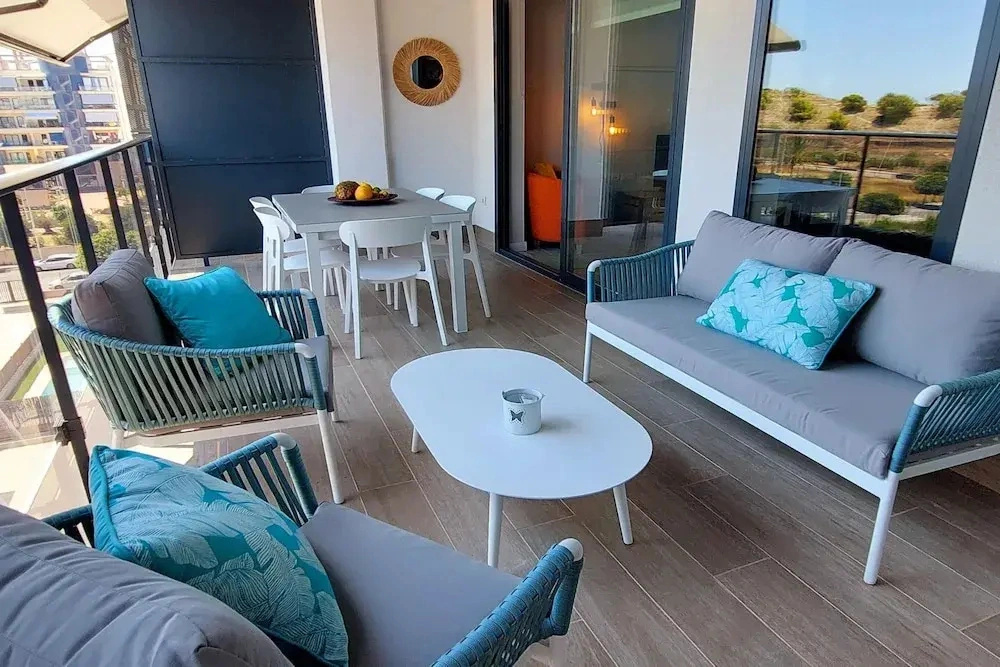 Flat in Villajoyosa with Sea Views & Pool