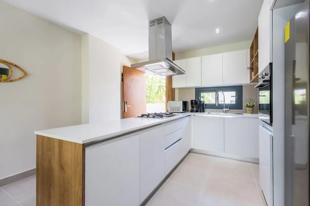 Chic 2BR Stay w Terrace Picuzzi 5 Min to Beach