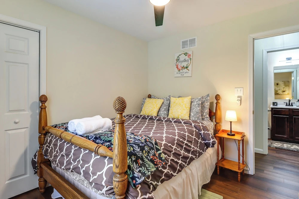 Lakefront Pocono Retreat w/ Hot Tub & Movie Hub