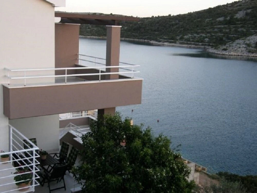 Ljubi - 20 m From Beach - A2 Crveni