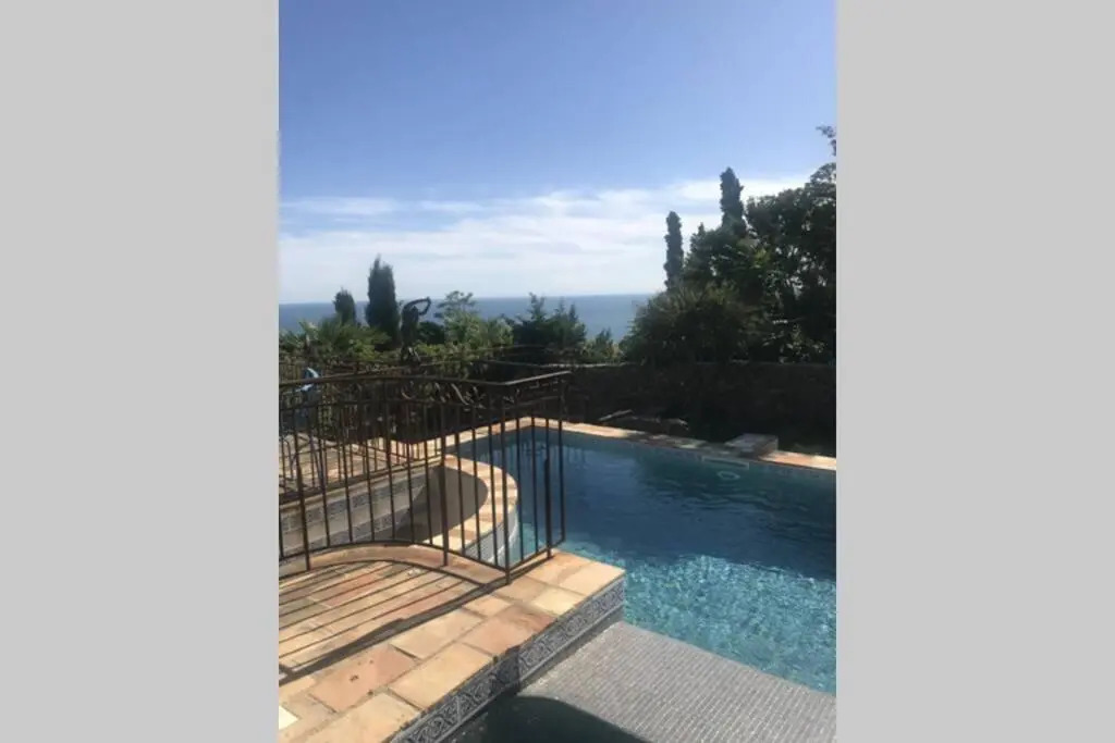 Joli studio au Mont St Clair avec vue sur la Mer