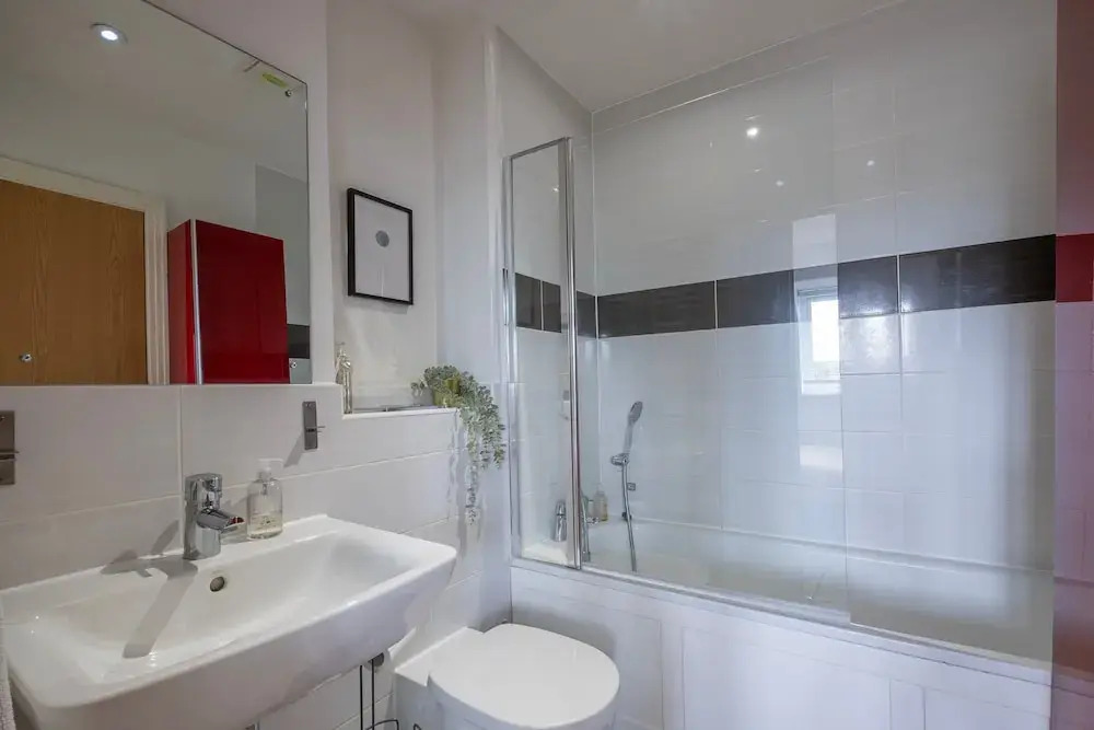 Foxherne 6 Bed & 3 Bath Serviced Hse -20