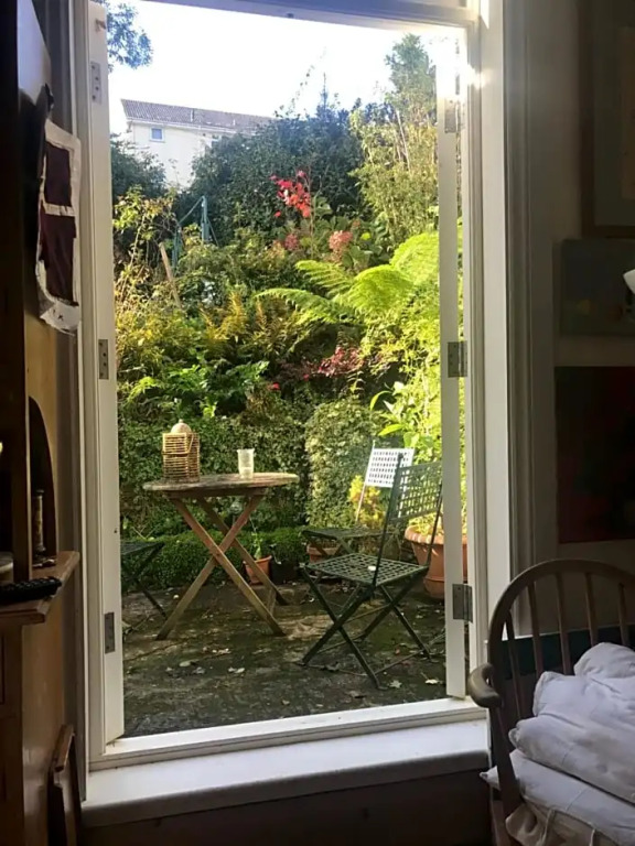 1920`s house. Private en suite sitting room . Dog friendly