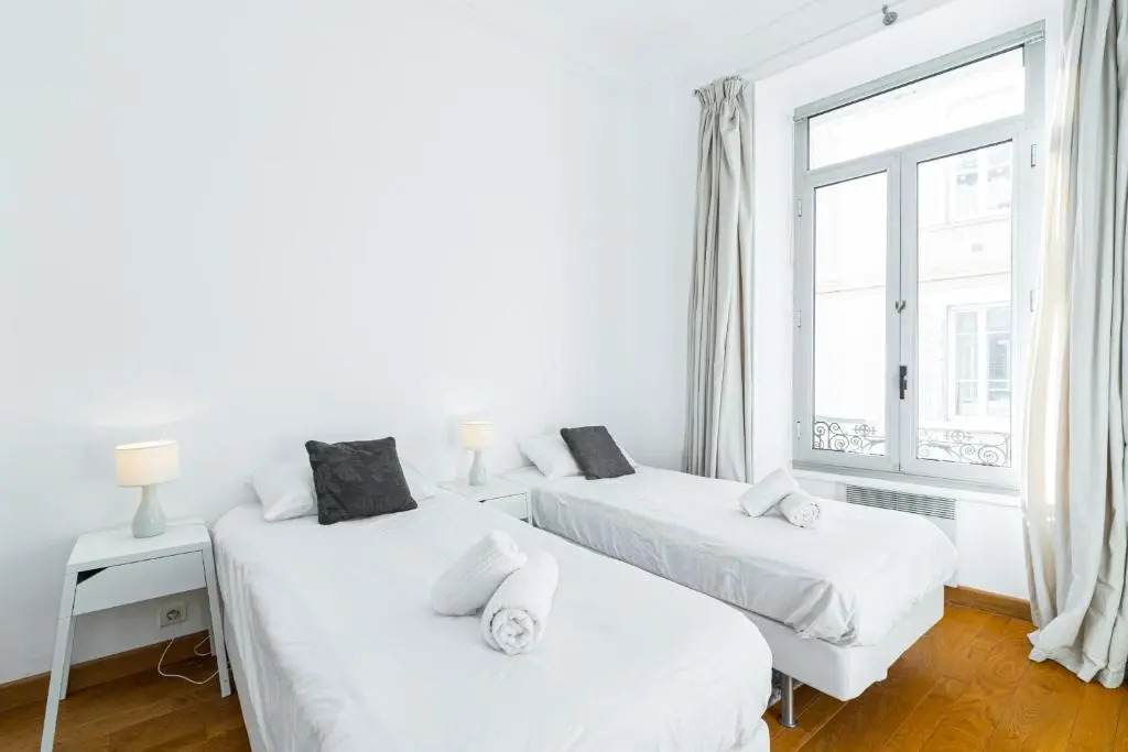 Bourgeois 3 bdrs & Large Terrace - 5mn from le Palaisdowtown