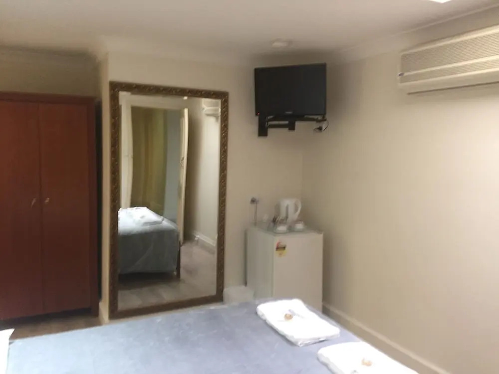 Aussie Hotel & Motel